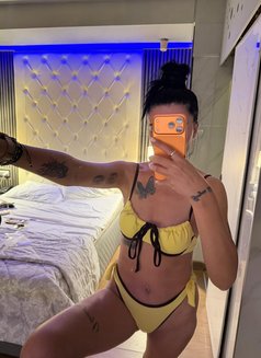 Laura - escort in Athens Photo 2 of 7