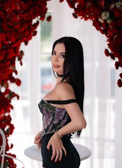 Laura - puta in Dubai Photo 6 of 22