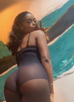 Laura - masseuse in Lagos, Nigeria Photo 3 of 3