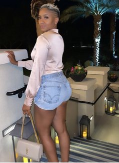 Laura - Intérprete de adultos in Lagos, Nigeria Photo 1 of 4