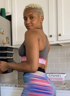 Laura - Intérprete de adultos in Lagos, Nigeria Photo 3 of 4