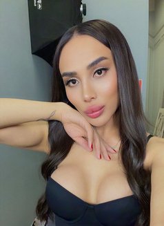 Laura 21/6 real size - Transsexual escort in Riyadh Photo 6 of 19