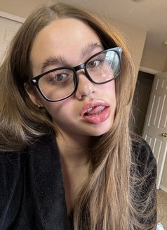 Laura - escort in Dubai Photo 2 of 3