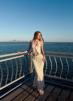 Laura - escort in Dubai Photo 5 of 11