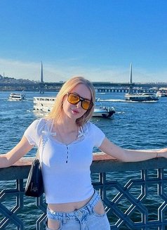 Laura - escort in Dubai Photo 6 of 11