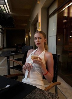 Laura - escort in Dubai Photo 8 of 11