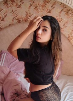 Laura - escort in Pune Photo 5 of 12