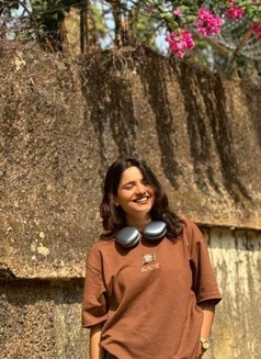 Laura - escort in Pune Photo 8 of 12