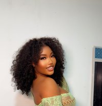 Laura - escort in Abidjan Photo 2 of 4