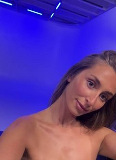 Lauren - escort in Birmingham Photo 1 of 3