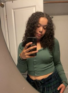 Lauren - escort in Abha Photo 2 of 3