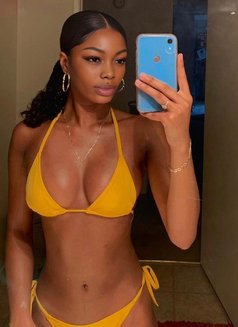 Lauren - escort in Dubai Photo 4 of 6