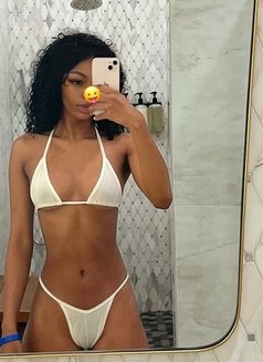 Lauren - escort in Dubai Photo 5 of 6