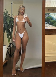 Lauren - escort in Dubai Photo 4 of 5
