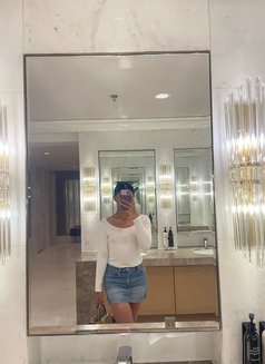 Laurieee - Transsexual escort in Makati City Photo 2 of 10