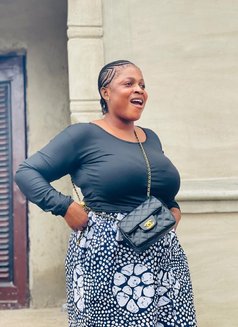 Lavish - puta in Cairo Photo 2 of 5