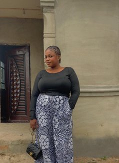 Lavish - puta in Cairo Photo 4 of 5