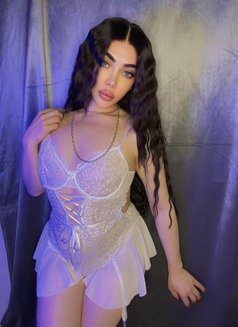 Layal - Transsexual escort in Beirut Photo 1 of 27