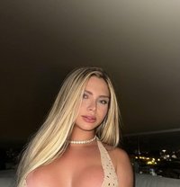 Lays - escort in Singapore Photo 1 of 8