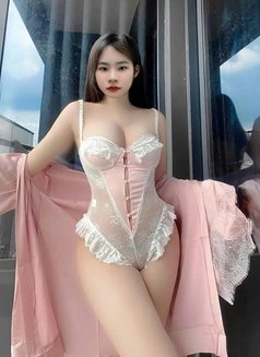 Lê Na Full Service - puta in Al Manama Photo 3 of 4