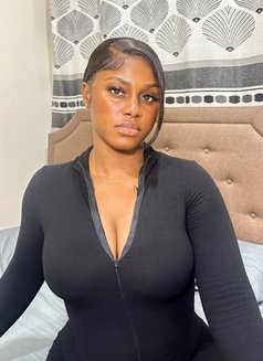 Lea - escort in Kuwait Photo 5 of 7