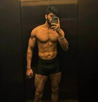 Leander - Male adult performer in Muscat
