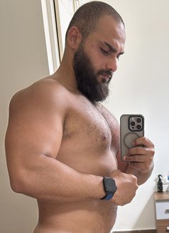 Leb Man - masseur in Beirut Photo 7 of 12