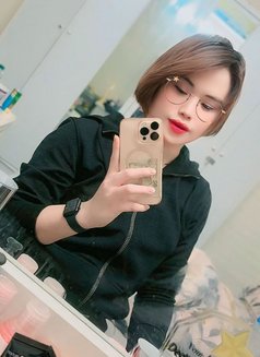 Lee - Transsexual escort in Riyadh Photo 2 of 3