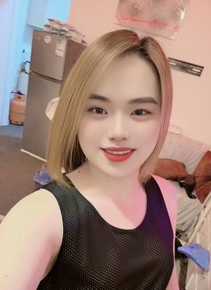 Lee - Transsexual escort in Riyadh Photo 2 of 3