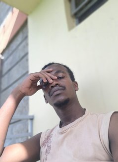 Lee - masseur in Nairobi Photo 1 of 2