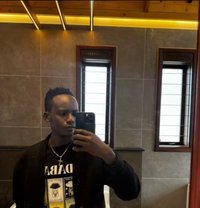 Lee - masseur in Nairobi