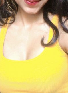 Leena - puta in Mumbai Photo 2 of 2