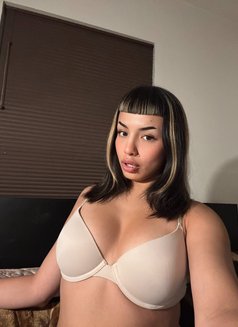 جيني - escort in Kuwait Photo 1 of 3
