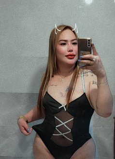 Leigh - Transsexual escort in Abu Dhabi Photo 4 of 6