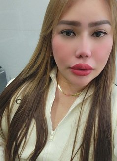 Leigh - Transsexual escort in Abu Dhabi Photo 10 of 11