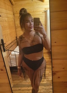 Leigh - Transsexual escort in Abu Dhabi Photo 7 of 10