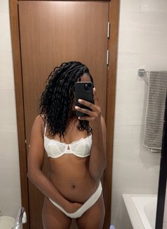 Leila - escort in Dubai Photo 2 of 5