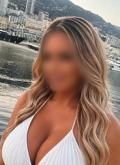 Lena Airport Service - escort agency in Frankfurt Photo 3 of 7