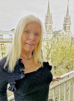 Lena - elegance, charme & discretion - Acompañante in Paris Photo 24 of 24