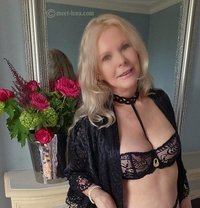 Lena - elegance, charme & discretion - companion in Paris