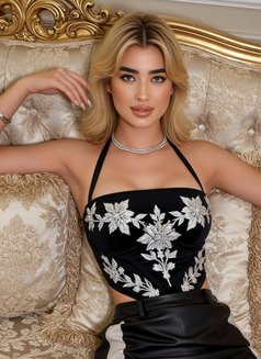 Lena - puta in Dubai Photo 5 of 5