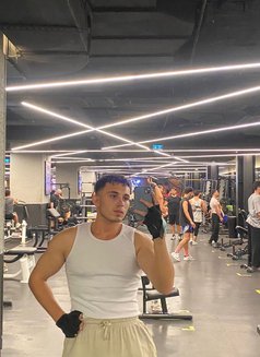 Leo - Male escort in İstanbul Photo 1 of 8