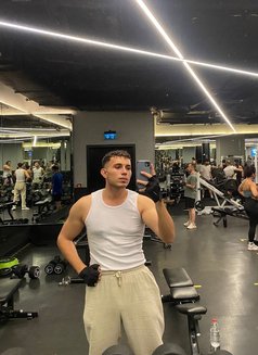 Leo - Male escort in İstanbul Photo 2 of 8