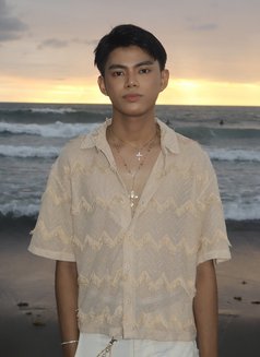 Leo - Male escort in Manila Photo 5 of 6