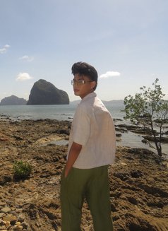 Leo - Male escort in Manila Photo 8 of 9