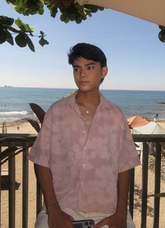 Leo - Male escort in Manila Photo 4 of 9