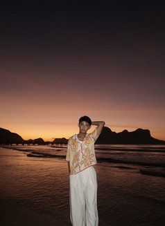 Leo - Male escort in Manila Photo 6 of 9