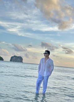 Leo - Male escort in New Delhi Photo 2 of 4