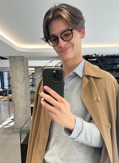 Leo - Male escort in Paris Photo 1 of 3
