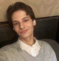 Leo - Male escort in Paris
